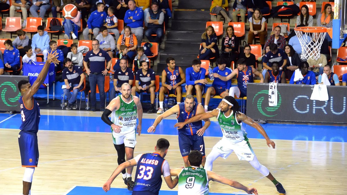 Kandé, que fue el MVP del partido con 20 puntos y 26 créditos de valoración, no falló ayer un sólo tiro. TOMÁS ALONSO