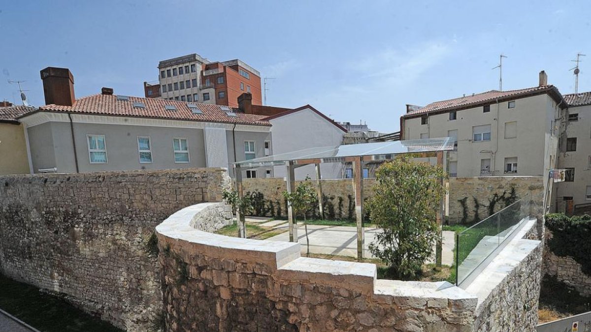 El dueño de un piso junto a la muralla restauró la parte superior y la remató con este cenador desmontable.-ISRAEL L. MURILLO