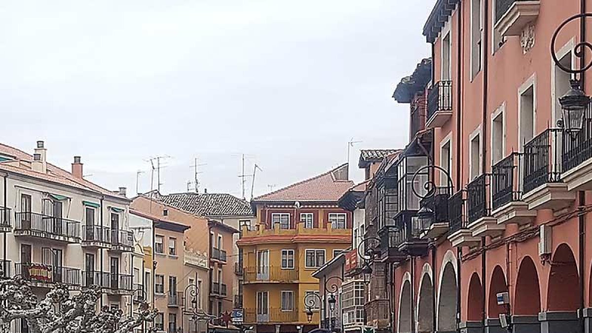 Un agente de la Policía Local en el centro de Aranda de Duero.