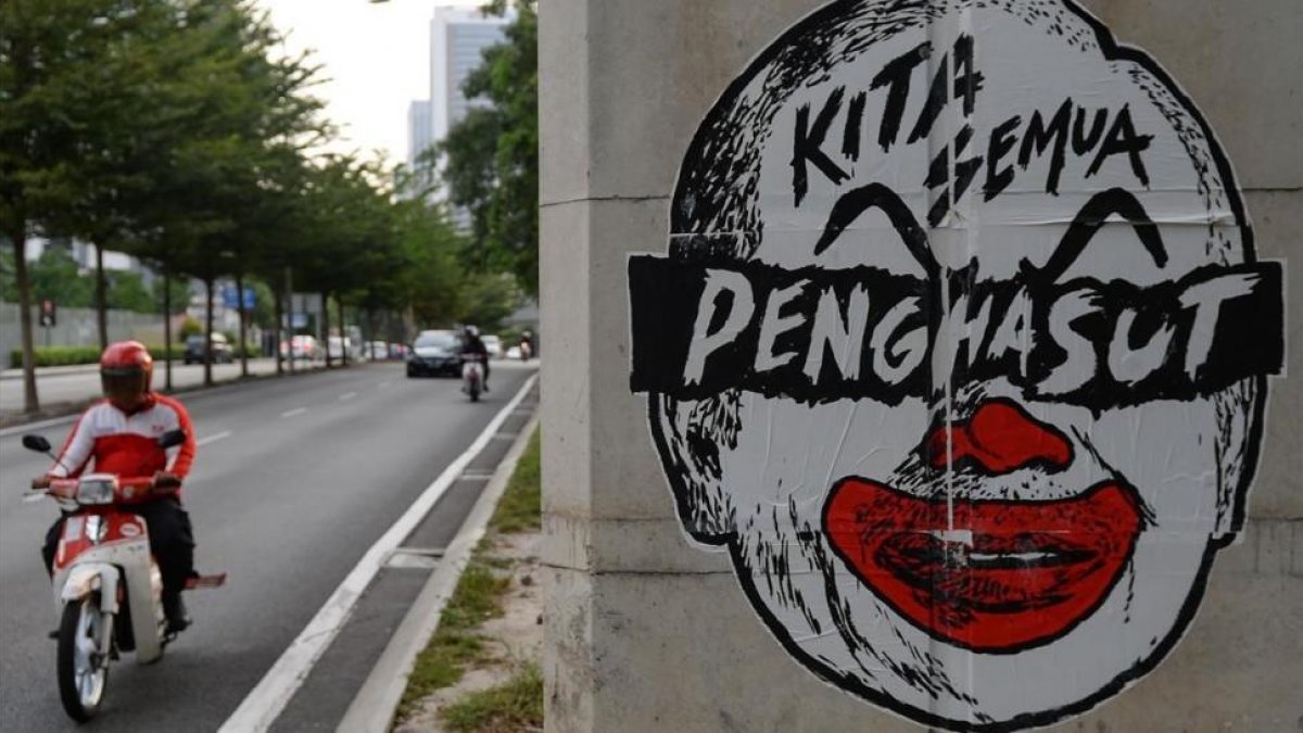 Pintada con la caricatura del primer ministro en Kuala Lumpur.-/ AFP / MOHD RASFAN