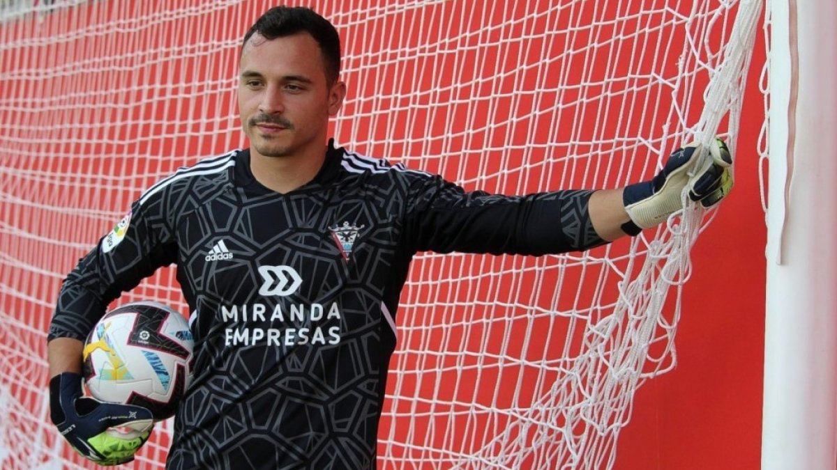 Alfonso Herrero posa con la camiseta del Mirandés. CD MIRANDÉS