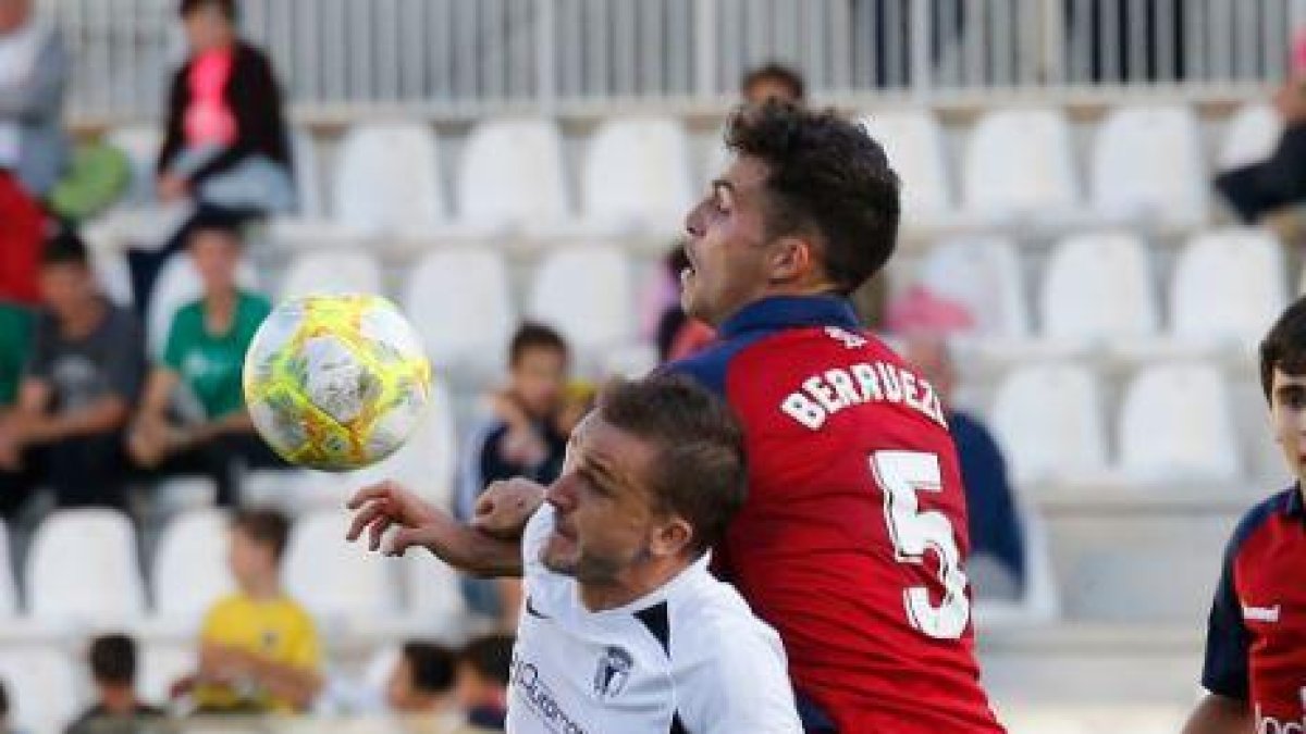 Borja Sánchez controla un balón ante el acoso de un oponente.-SANTI OTERO