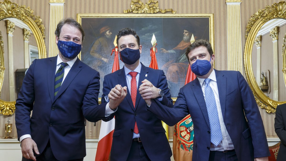 Los decanos de los colegios de abogados y procuradores junto al alcalde de Burgos. SANTI OTERO