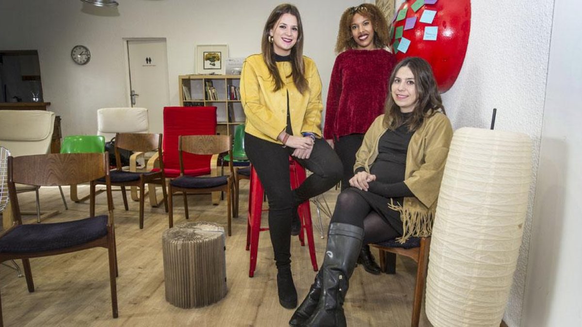 Marta Lafont (a la derecha) acompañada por Soribel Reyes y Natalia Goñi, educadoras sociales que están realizando sus prácticas en las asociación.-ISRAEL L. MURILLO