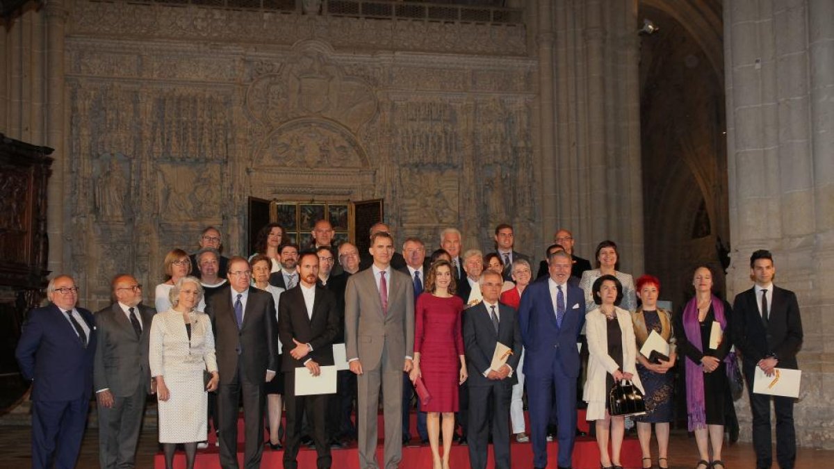 El rey Felipe VI y la reina Doña Letizia con los Premios Nacionales de la Cultura de 2014, en el trascoro de la Catedral de Palencia-ICAL