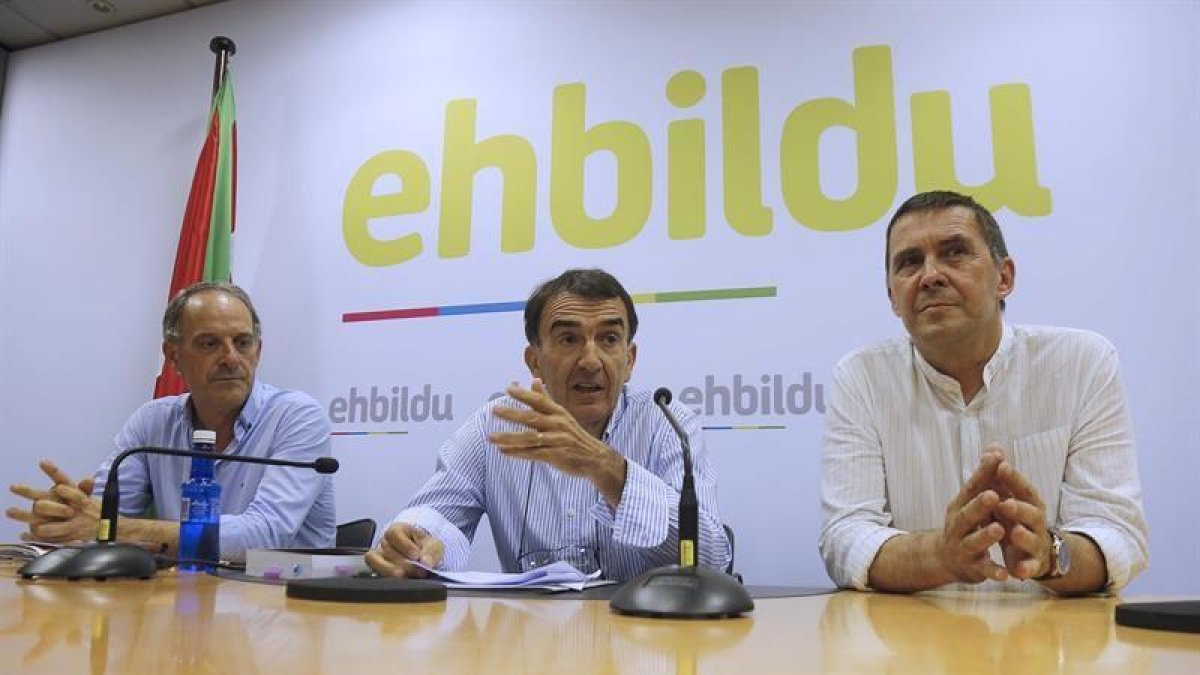 El candidato a lehendakari de EH Bildu, Arnaldo Otegi (d), y los abogados Iñigo Iruín (c) y Adolfo Araiz (i), la semana pasada durante la rueda de prensa.-EFE