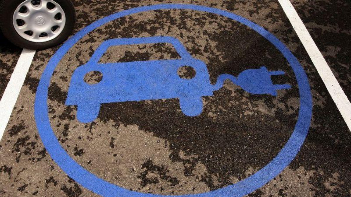 El coche fósil se extinguirá en 2040 y en 2050 solo podrán circular coches eléctricos.-DANNY CAMINAL