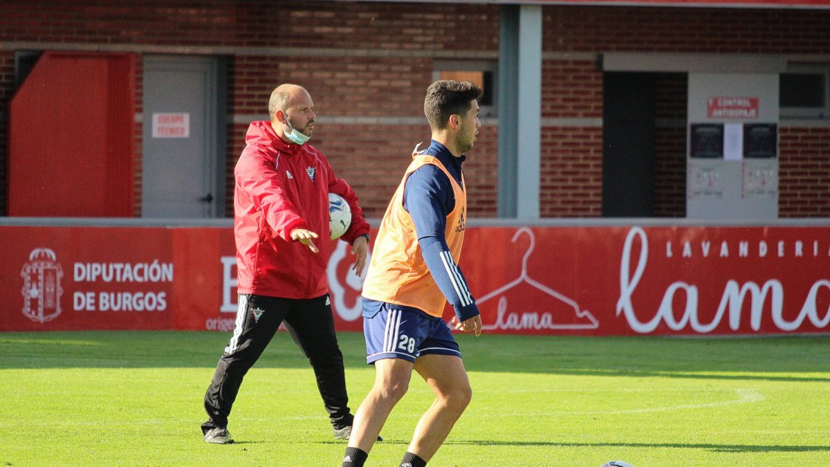 José Alberto López dirige la última sesión de entrenamiento semanal del cuadro rojillo en Anduva. CD MIRANDÉS