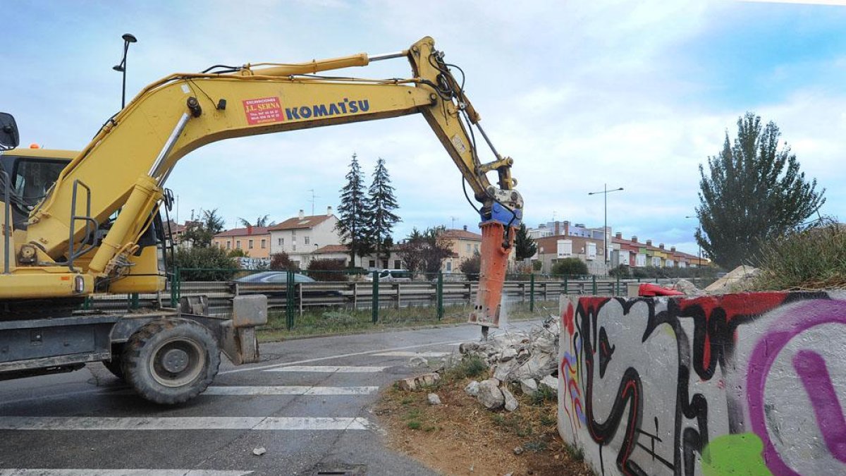 Una máquina perfora el terreno en el entorno donde se ubicará la pasarela-ISRAEL L. MURILLO