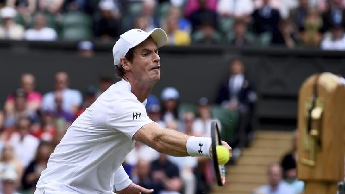 El tenista británico Andy Murray devuelve una bola al kazajo Alexander Bublik durante el partido de primera ronda del torneo de Wimbledon-EFE