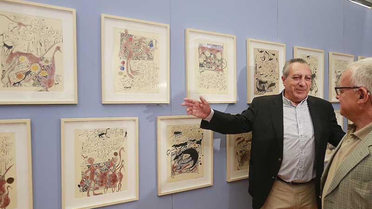 Adolfo Alonso Ares conversa con Gonzalo Santonja ante varias de las ilustraciones que componen esta exposición.-RAÚL OCHOA