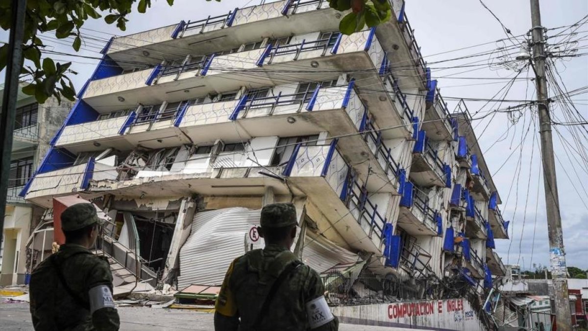 Soldados mexicanos montan guardia a pocos metros del hotel Sensación, hundido tras el terremoto, en Matias Romero (Oaxaca), el 8 de septiembre-AFP / VICTORIA RAZO