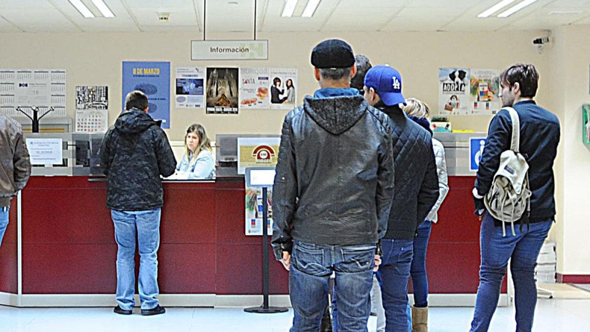 Vecinos haciendo cola para solicitar información en el 010.-ISRAEL L. MURILLO