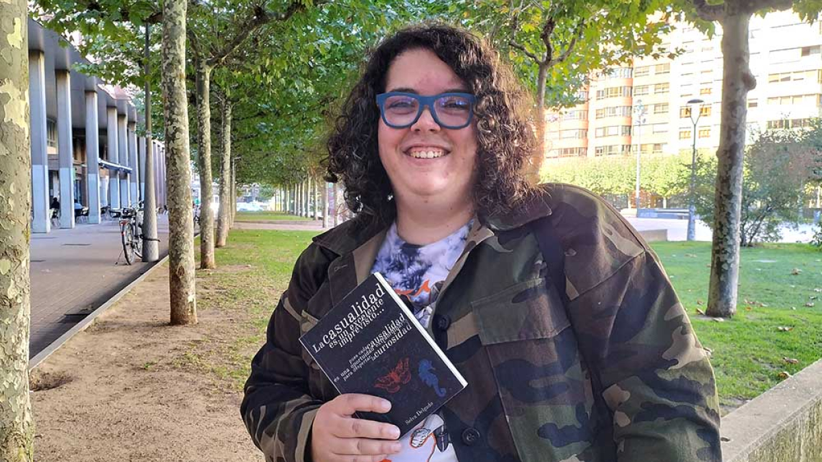 Selva Delgado, con un ejemplar de su última obra, 'La casualidad'. ECB