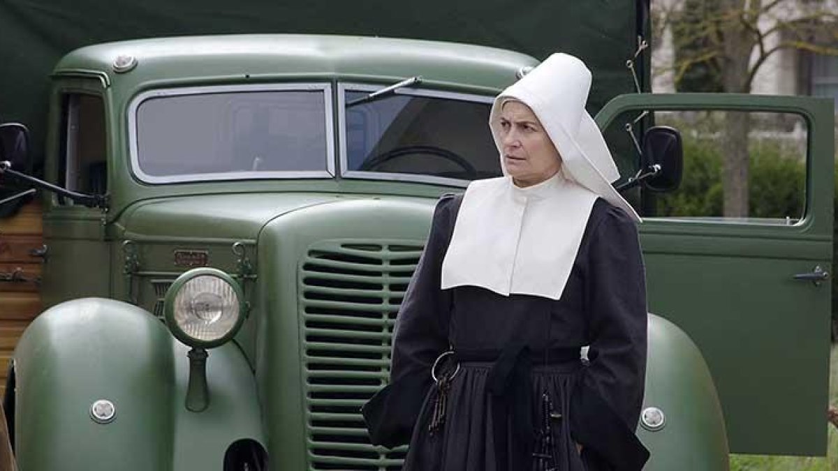Assumpta Serna, ayer, durante el rodaje en el Hospital Militar.-Sergio Isar