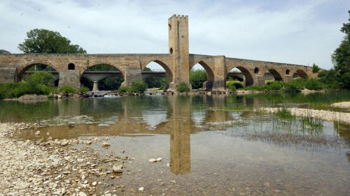 Estado en que se encuentra el cauce del Ebro a su paso por el puente de Frías.-G. G.