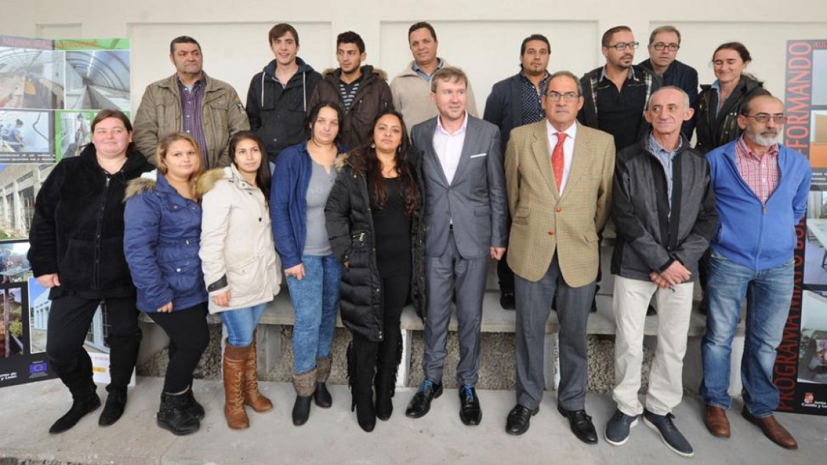 Los trabajadores y los monitores del programa posan con el alcalde, Javier Lacalle, y el delegado de la Junta, Baudilio Fernández Mardomingo.-ISRAEL L. MURILLO