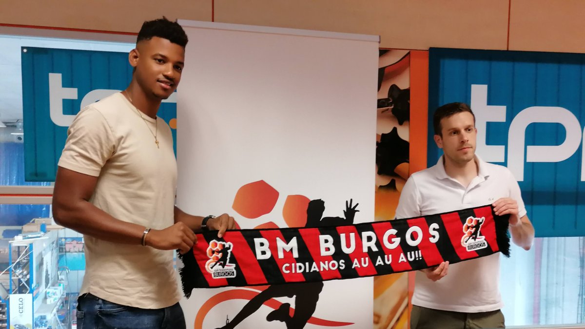 Claudio Ramos posa en su presentación con el técnico, Nacho González. FOTO CEDIDA POR EL BM BURGOS