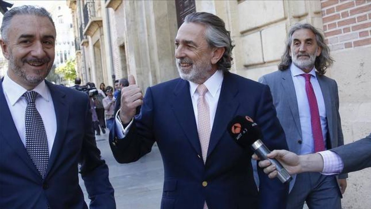 El presunto cabecilla de la 'trama Gürtel', Francisco Correa, este miércoles, 1 de abril, tras la segunda sesión del juicio.-Foto: MIGUEL LORENZO