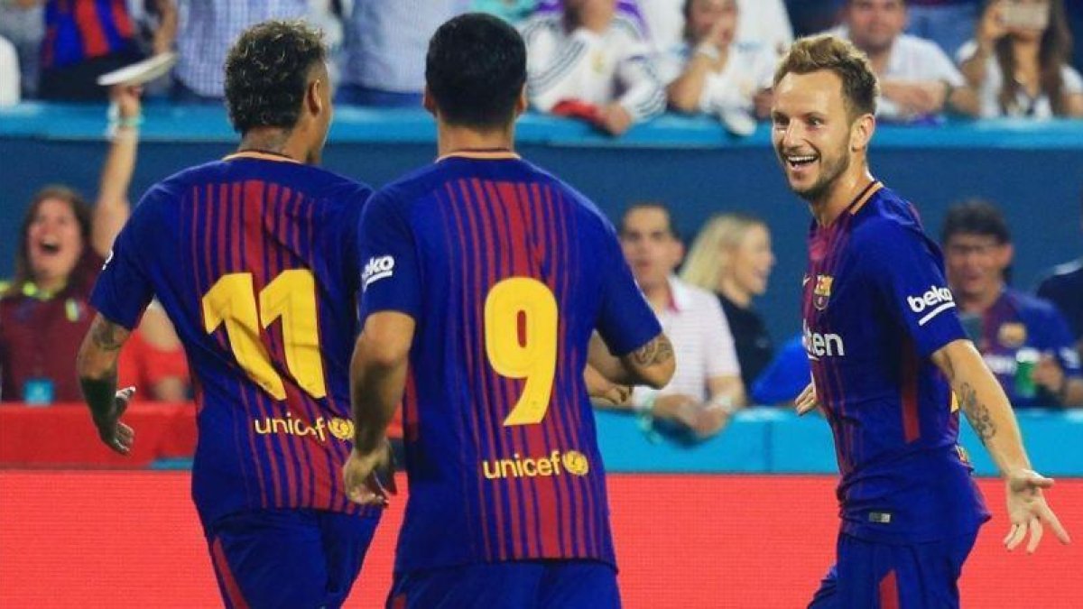 Neymar y Suárez acuden a felicitar a Rakitic tras anotar el 0-2 del Barça al Madrid en el clásico de Miami.-CHRIS TROTMAN