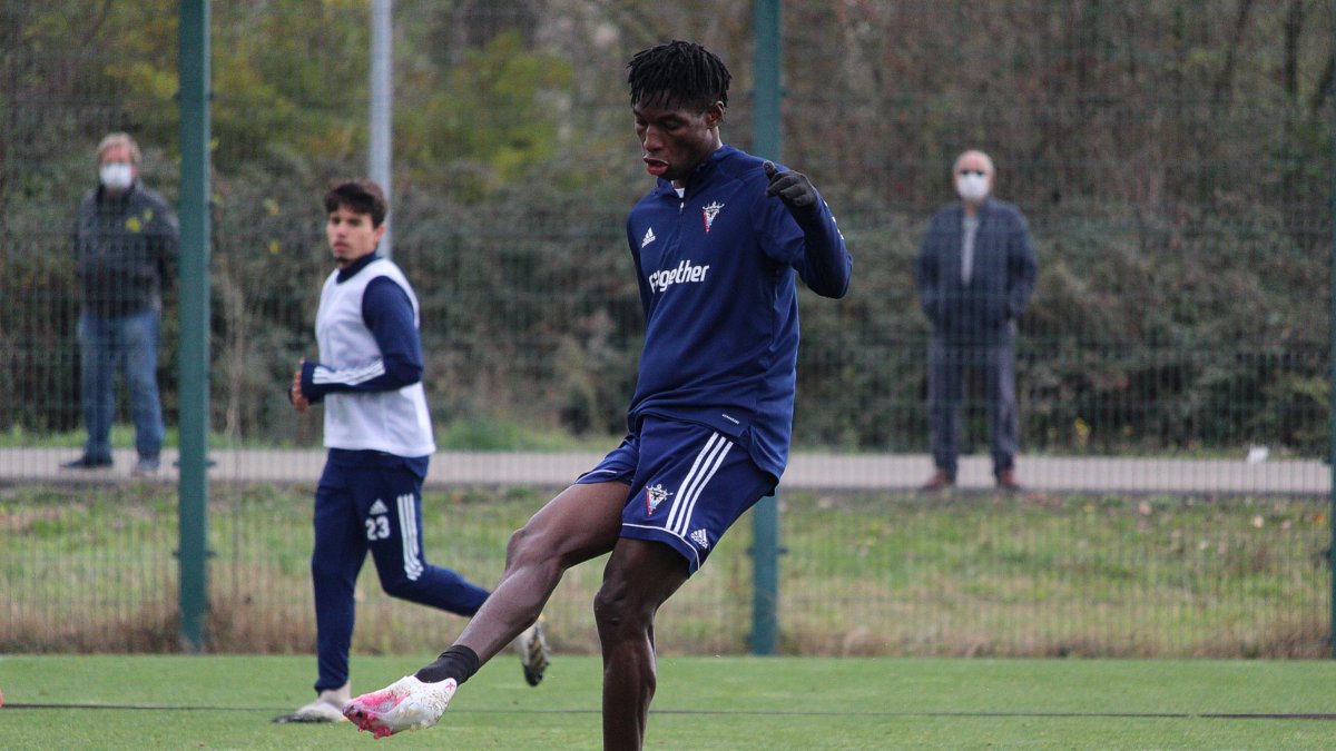 El Mirandés se ejercitó ayer en los anexos de Anduva antes de viajar a Almería.