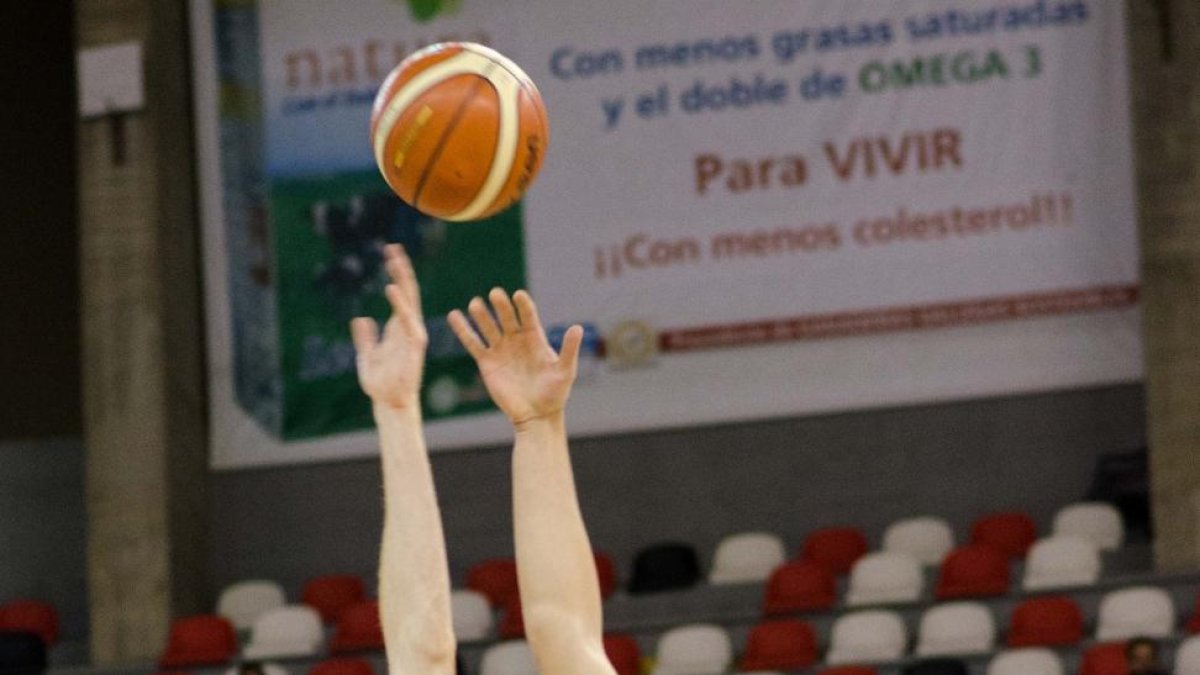 Huskic salta con Lucas en el partido disputado ayer.-BASQUET CORUÑA