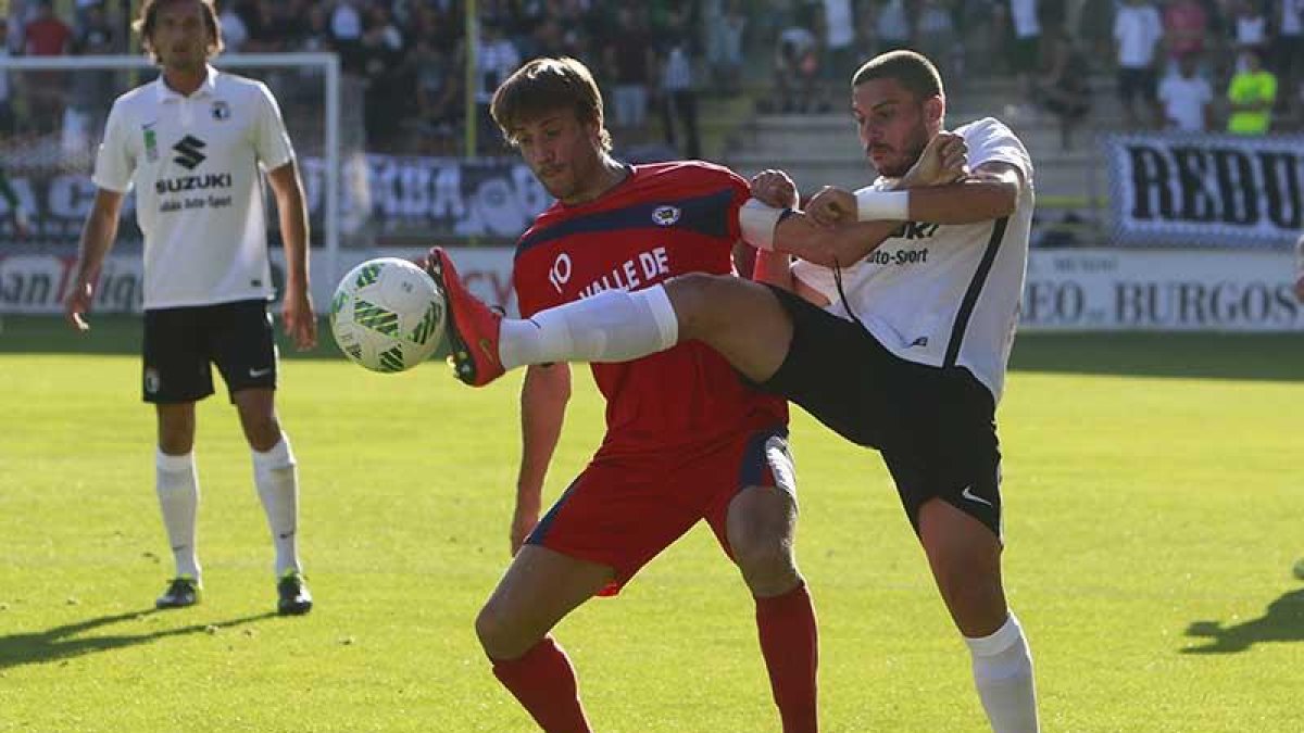 Dani Gómez trata de despejar un balón ante un delantero del Mutilvera en el choque de ayer en El Plantío-Raúl G. Ochoa