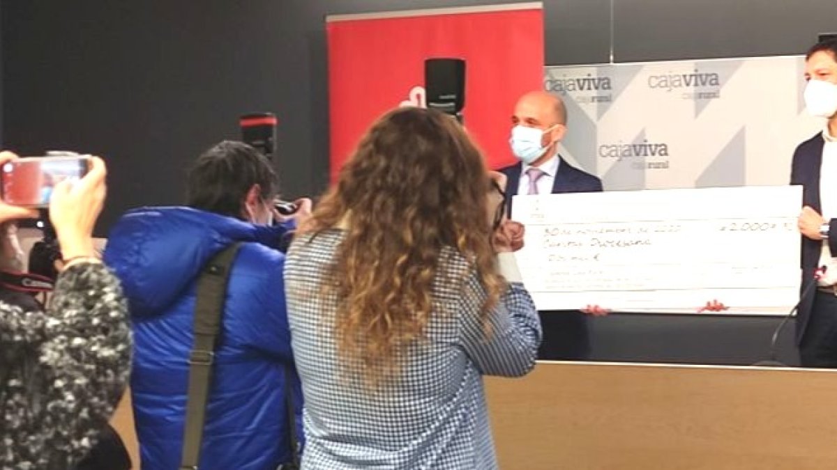 El director del Área de Negocio de Cajaviva Caja Rural, Javier Casado, entrega el cheque con la aportación de 2.000 euros al secretario general de Cáritas, Ignacio Ruiz. ECB