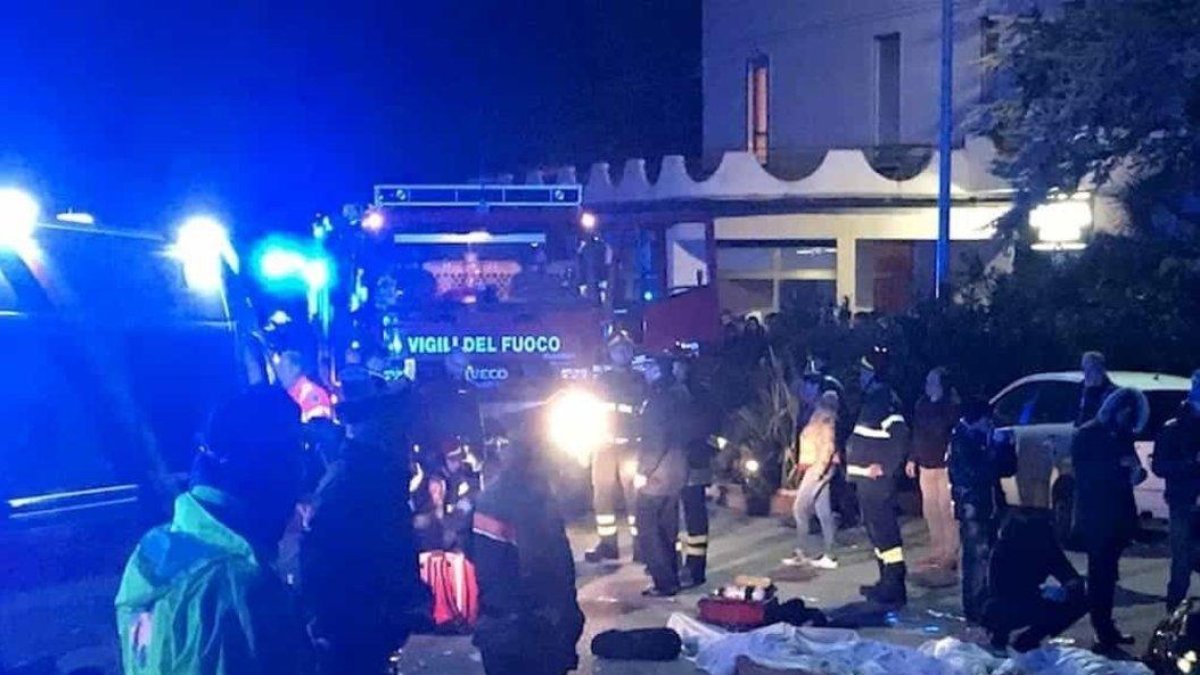 Los servicios sanitarios asisten a los heridos en la discoteca de Corinaldo (Italia).-ANCONA TODAY