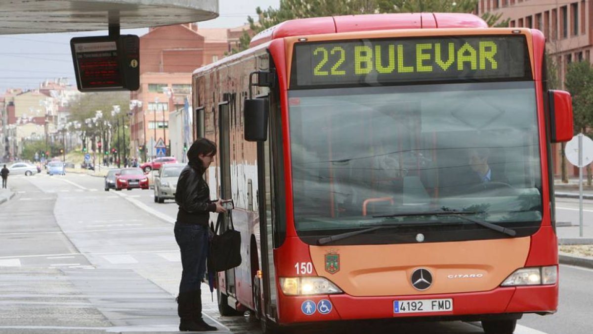 Una persona se sube al autobús en la línea del Bulevar ferroviario.-RAÚL G. OCHOA