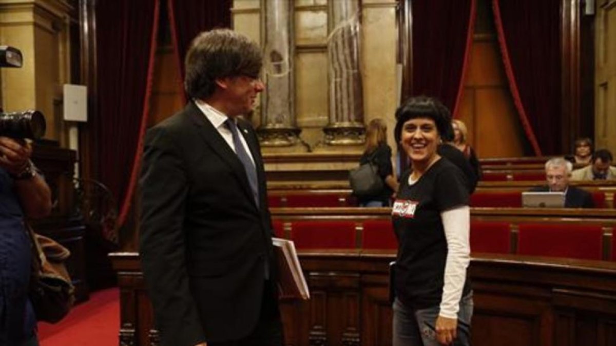 Carles Puigdemont y Anna Gabriel en el Parlament .-JULIO CARBÓ