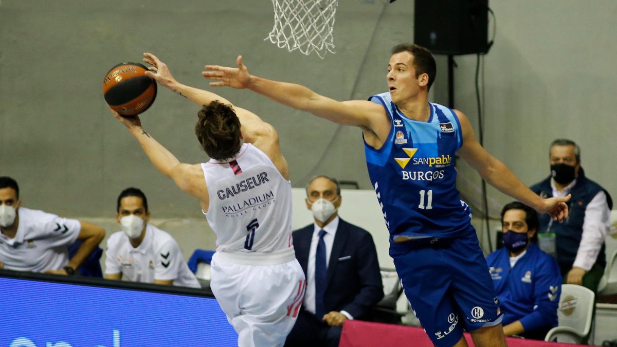 Salvó intenta taponar la entrada del madridista Causeur en una imagen de archivo. SANTI OTERO