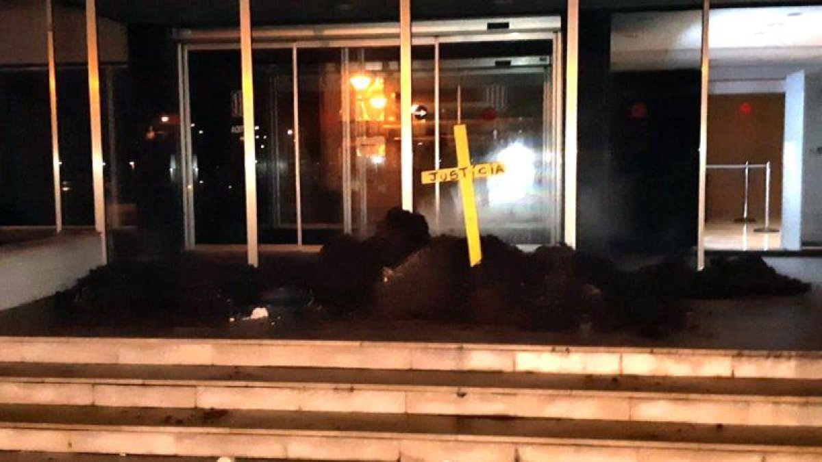 Excrementos a las puertas de los juzgados de Figueres.-ACN (SÒNIA PAUC)