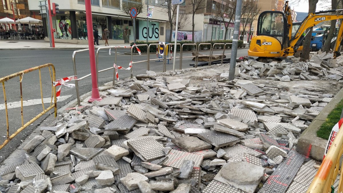Comienzo de las obras de reurbanizacion de la calle Ronda del Ferrocarril. ECB