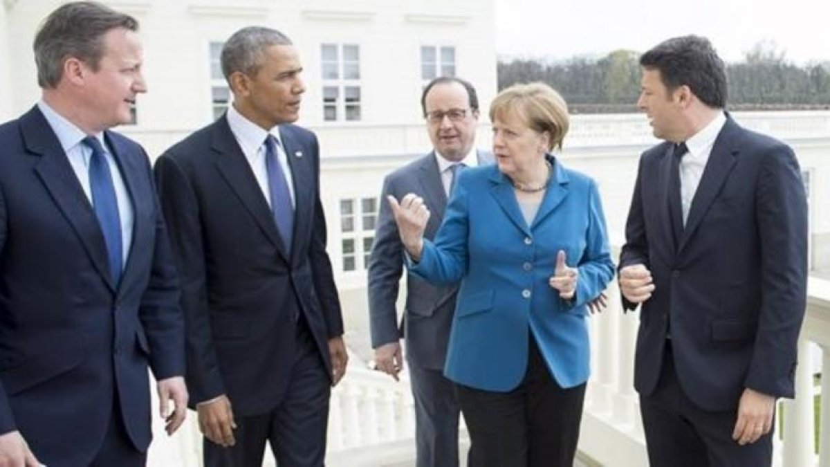Merkel, junto a Hameron, Obama, Hollande y Renzi, en Hannover.-