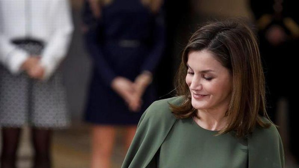 a nadadora paralímpica Teresa Perales (i), ganadora de 26 medallas, las cuatro últimas en Río -un oro y tres platas- tuvo su reconocimiento con el premio Infanta Sofía que recibió de manos de la Reina Letizia, durante el acto de entrega de los Premios Nac-EFE/Emilio Naranjo