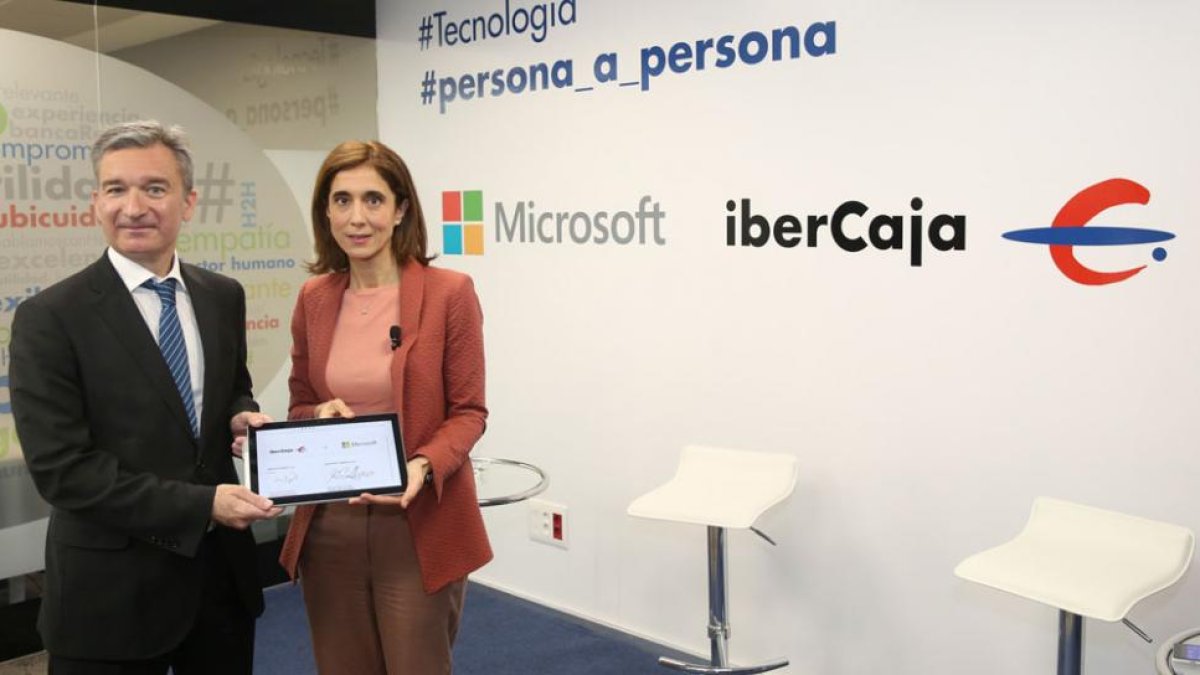 El consejero delegado de Ibercaja, Víctor Iglesias, y la presidenta de Microsot España, Pilar López.-ECB