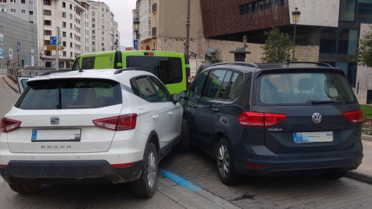 Chocó contra una farola en la Plaza de España y un turismo estacionado en la calle San Lesmes. POLICÍA LOCAL