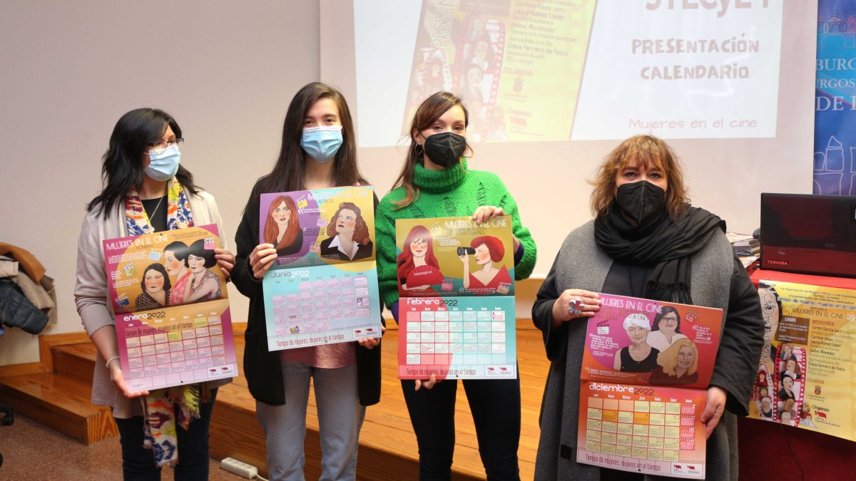 Las promotoras del calendario y la directora de Igualdad de la UBU. UBU