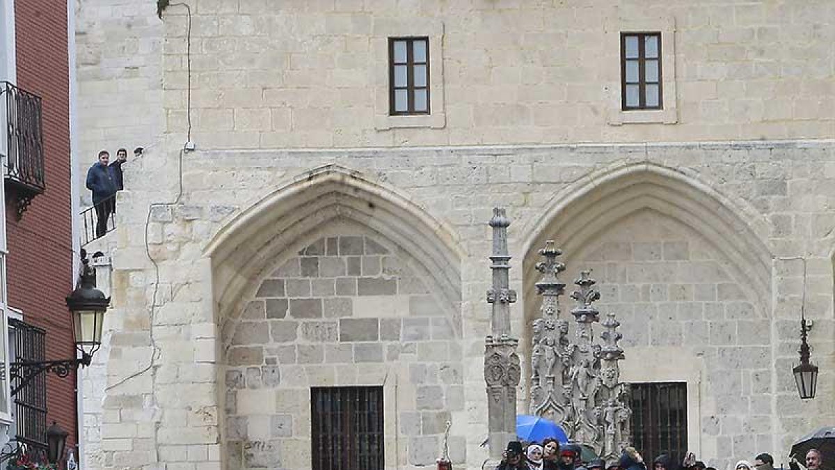 Los alrededores de la Catedral se llenaron a la espera de ver pasar la procesión.-RAÚL OCHOA