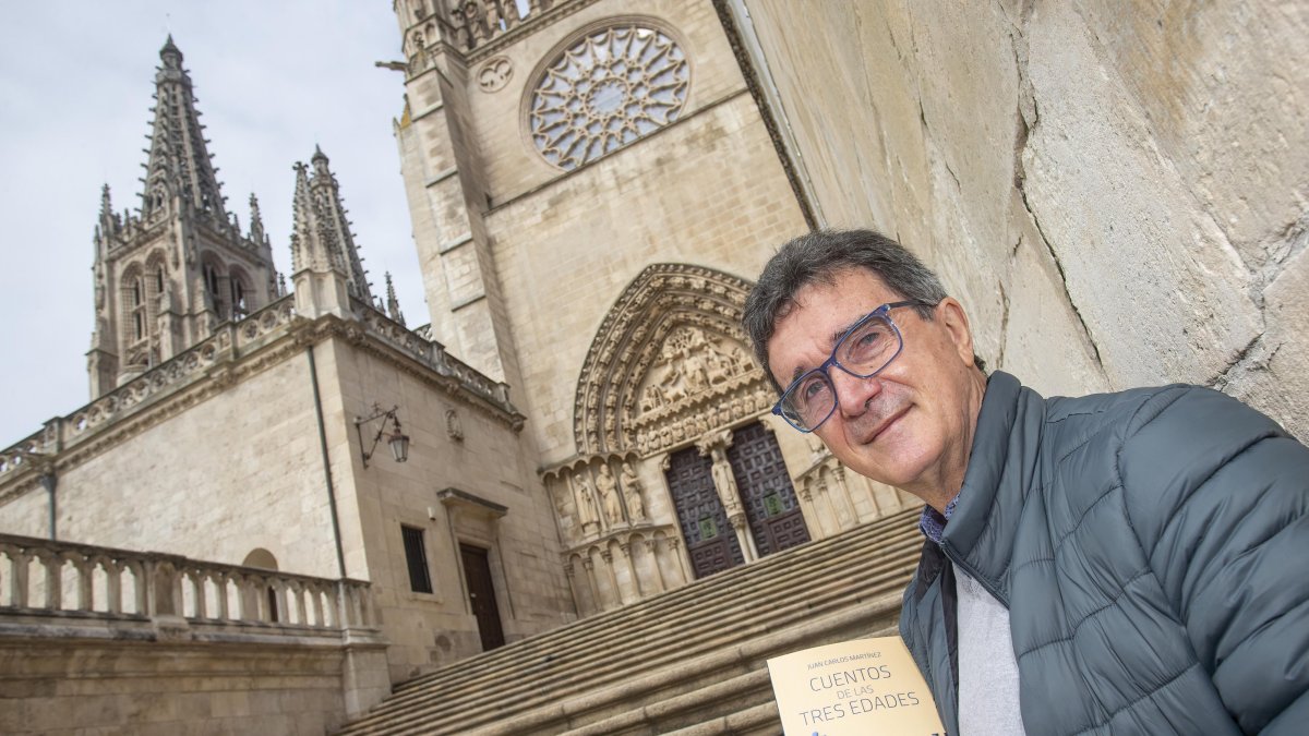 Juan Carlos Martínez, en las escaleras de la Puerta del Sarmental de la Catedral, con su nueva obra. SANTI OTERO