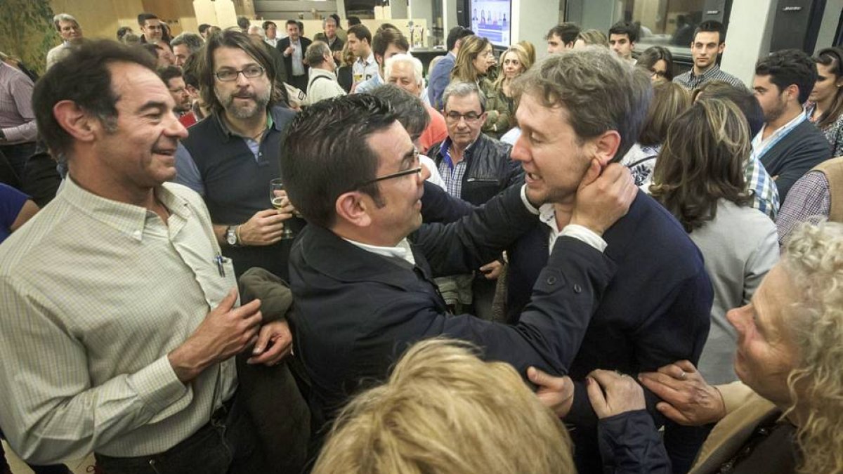 Decenas de afiliados y simpatizantes del PPse concentraron en el Fórum Evolución para dar su apoyo a Lacalle.-SANTI OTERO