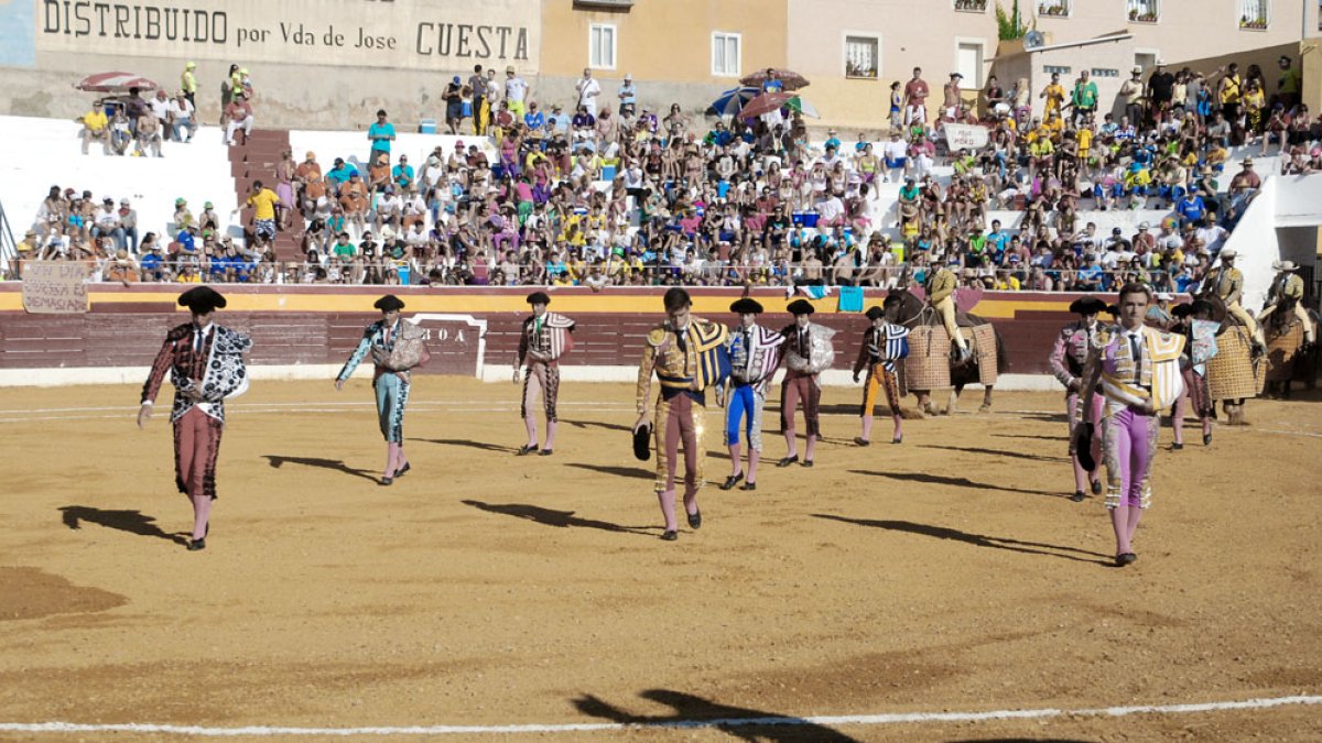 Paseíllo en uno de los festejos de la plaza de Roa. ECB