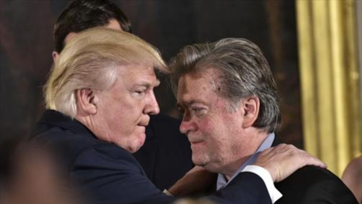 Trump felicita a Bannon el día de su toma de posesión, el pasado 22 de enero-AFP / MANDEL NGAN