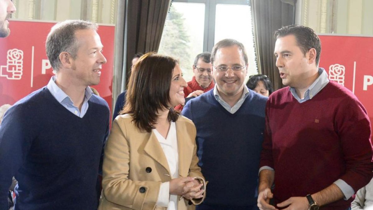 Gil, Peña, Luena y De la Rosa charlaban, ayer, al comienzo del acto con militantes en la sala Polisón.-ICAL