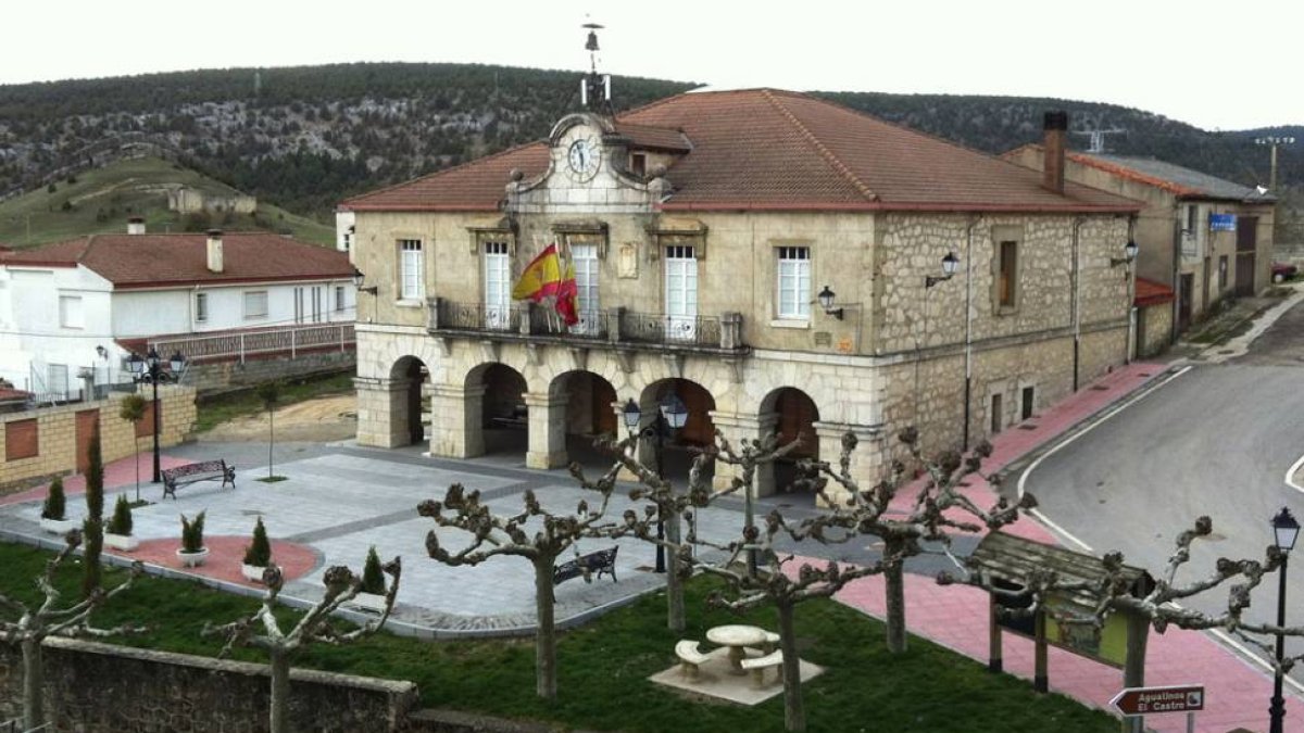 El Ayuntamiento de Hontoria del Pinar y su bello entorno.-R.F.