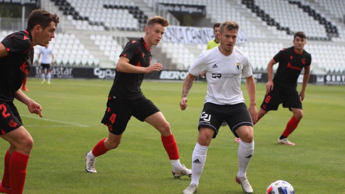 Juanma se dispone a controlar un balón rodeado por hasta tres jugadores de la Real Sociedad B en el choque de ayer en El Plantío. BURGOS CF