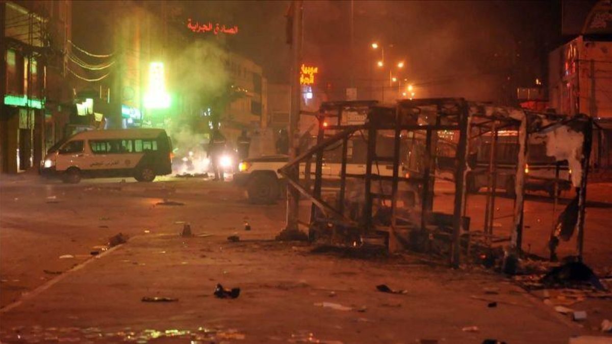 Incidentes en Ettadhamen, en las afueras de Túnez, en la noche del lunes.-AFP / SOFIENE HAMDAOUI