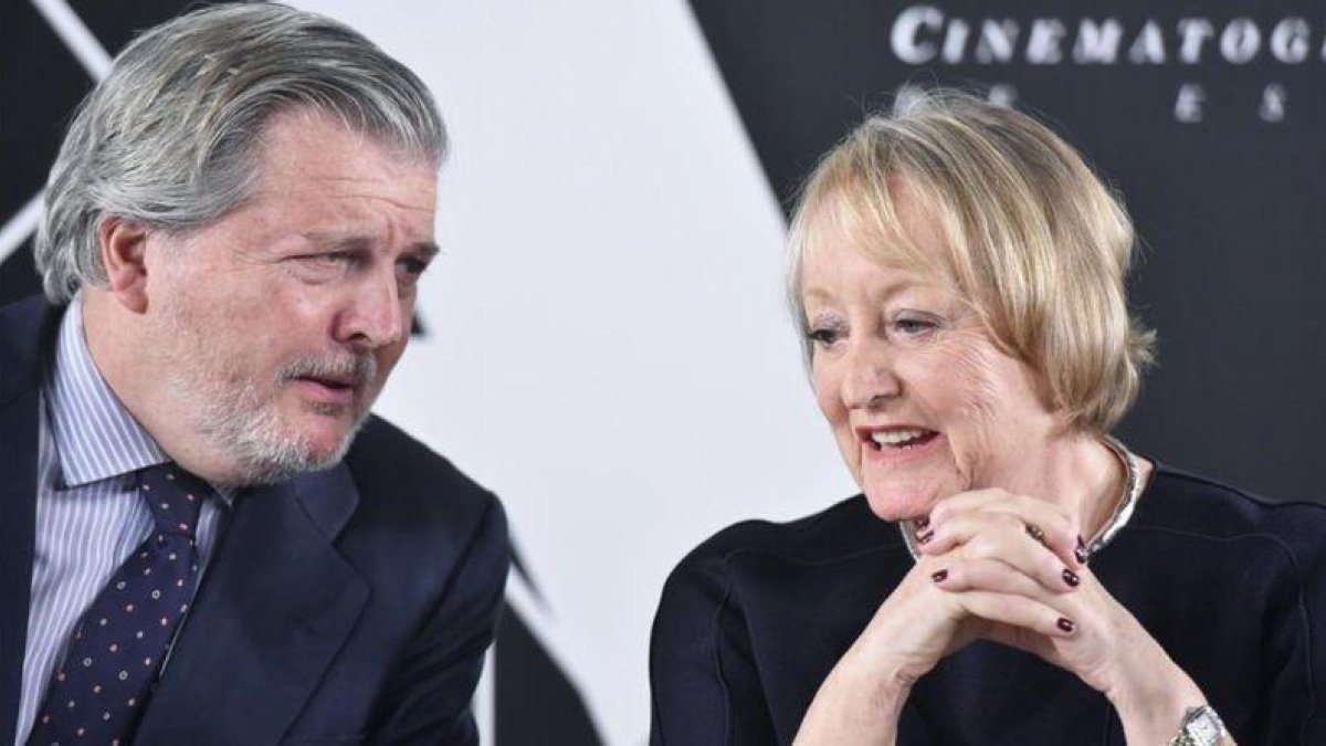 El ministro de Educación, Íñigo Méndez de Vigo, junto a la presidenta de la Academia de Cine, Ivonne Blake, en febrero del 2017.-EFE / FERNANDO VILLAR
