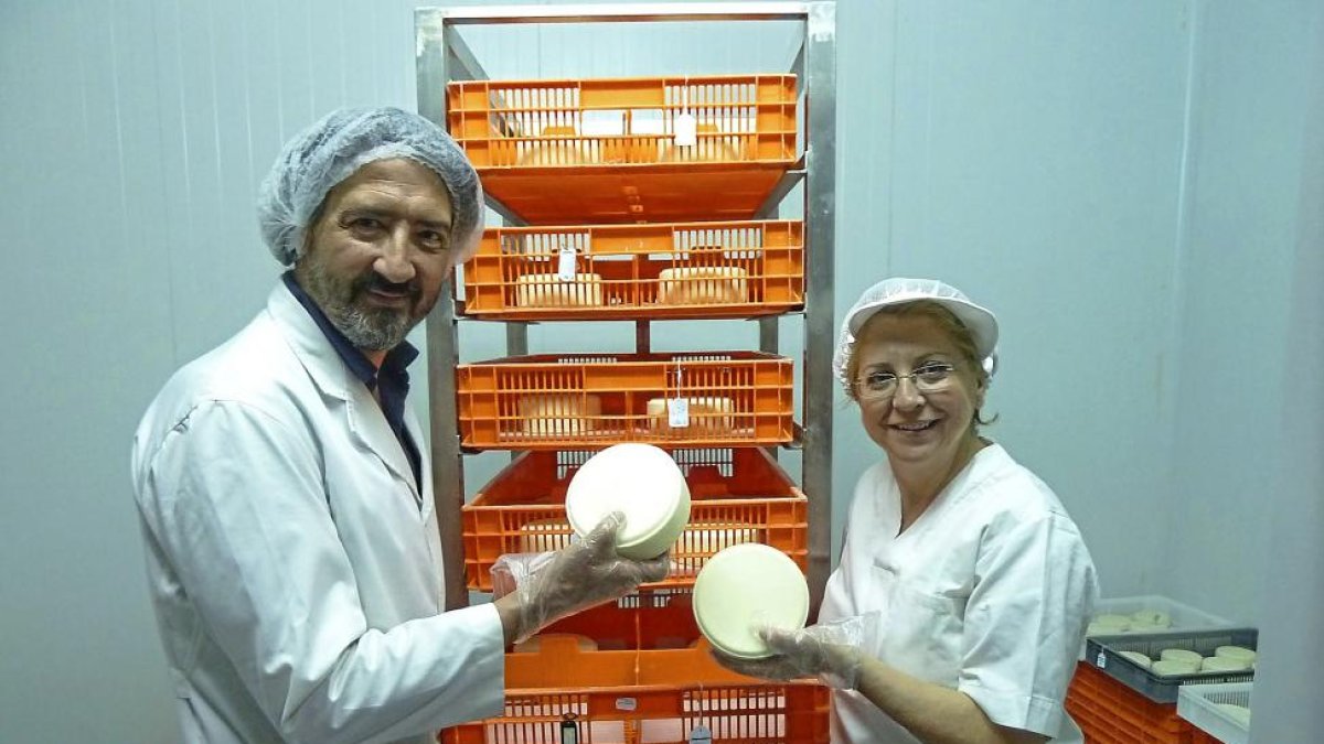 Joaquín Manchado y Esther García muestran sus quesos con expresión de satisfacción. /-T.S.T